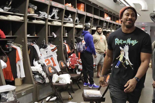 En foto de archivo del 30 de diciembre del 2019 el defensive end de los Browns de Cleveland Myles Garrett en el vestuario de su equipo en Berea, Ohio. El 20 de mayo del 2020 en análisis de la AP la NFL está tomando pasos pequeños en camino a la reapertura de sus equipos. . (AP Photo/Tony Dejak, File)