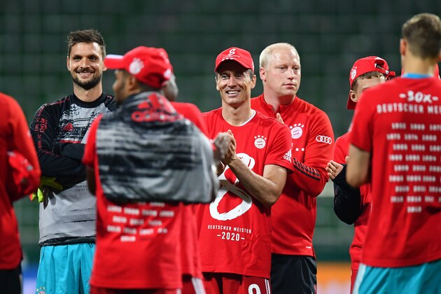 BREMEN, GERMANY - JUNE 16: Robert Lewandowski of Bayern Munich wears a shirt and cap in celebration of securing the Bundesliga title following their victory in the Bundesliga match between SV Werder Bremen and FC Bayern Muenchen at Wohninvest Weserstadion on June 16, 2020 in Bremen, Germany. (Photo by Stuart Franklin/Getty Images) BREMEN, GERMANY - JUNE 16: Robert Lewandowski of Bayern Munich wears a shirt and cap in celebration of securing the Bundesliga title following their victory in the Bundesliga match between SV Werder Bremen and FC Bayern Muenchen at Wohninvest Weserstadion on June 16, 2020 in Bremen, Germany. (Photo by Stuart Franklin/Getty Images)