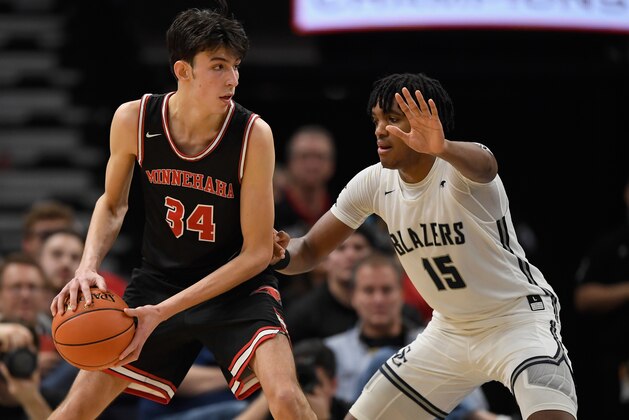 MINNEAPOLIS, MINNESOTA - JANUARY 04: Terren Frank #15 of Sierra Canyon Trailblazers defends against Chet Holmgren #34 of Minnehaha Academy Red Hawks during the second half of the game at Target Center on January 04, 2020 in Minneapolis, Minnesota. (Photo by Hannah Foslien/Getty Images)
