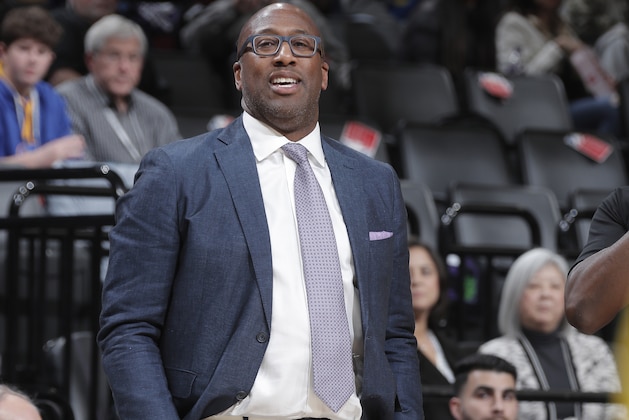 SACRAMENTO, CA - JANUARY 6: Assistant coach Mike Brown of the Golden State Warriors coaches against the Sacramento Kings on January 6, 2020 at Golden 1 Center in Sacramento, California. NOTE TO USER: User expressly acknowledges and agrees that, by downloading and or using this photograph, User is consenting to the terms and conditions of the Getty Images Agreement. Mandatory Copyright Notice: Copyright 2020 NBAE (Photo by Rocky Widner/NBAE via Getty Images)