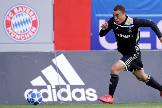 MUNCHEN, GERMANY - OCTOBER 2: Serginho Dest of Ajax U19  during the    match between Bayern Munchen U19 v Ajax U19 at the FC Bayern Campus on October 2, 2018 in Munchen Germany (Photo by Erwin Spek/Soccrates/Getty Images)