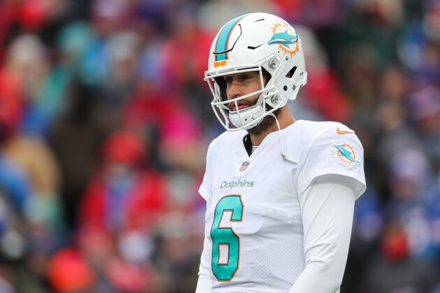 ORCHARD PARK, NY - DECEMBER 17:  Jay Cutler #6 of the Miami Dolphins reacts during the first quarter against the Buffalo Bills on December 17, 2017 at New Era Field in Orchard Park, New York.  (Photo by Tom Szczerbowski/Getty Images)