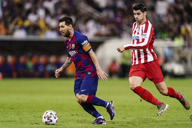 JEDDAH, SAUDI ARABIA - JANUARY 09: Lionel Messi of FC Barcelona (L) plays against Alvaro Morata of Atletico de Madrid (R) during the Supercopa de Espana Semi-Final match between FC Barcelona and Club Atletico de Madrid at King Abdullah Sports City on January 9, 2020 in Jeddah, Saudi Arabia. (Photo by Ricardo Nogueira/Eurasia Sport Images/Getty Images)