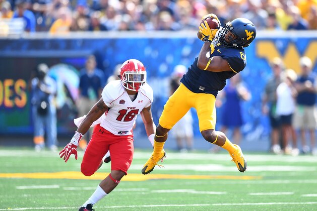 MORGANTOWN, WV - SEPTEMBER 10:  Daikiel Shorts #6 of the West Virginia Mountaineers makes a catch in front of Jermiah Braswell #16 of the Youngstown State Penguins during the second quarter at Mountaineer Field on September 10, 2016 in Morgantown, West Virginia. (Photo by Joe Sargent/Getty Images)