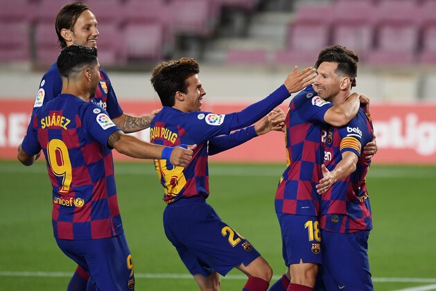 BARCELONA, SPAIN - JUNE 30: Lionel Messi of FC Barcelona celebrates with his teammates after scoring his team's second goal by penalty against Goalkeeper Jan Oblak of Atletico Madrid during the Liga match between FC Barcelona and Club Atletico de Madrid at Camp Nou on June 30, 2020 in Barcelona, Spain. (Photo by David Ramos/Getty Images)