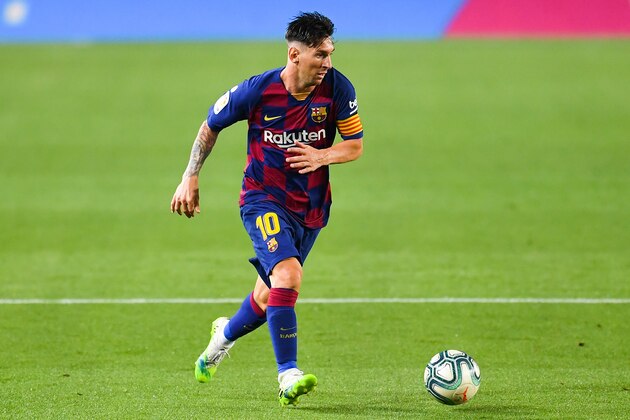 BARCELONA, SPAIN - JUNE 30: Lionel Messi of FC Barcelona runs with the ball during the Liga match between FC Barcelona and Club Atletico de Madrid at Camp Nou on June 30, 2020 in Barcelona, Spain. (Photo by David Ramos/Getty Images)