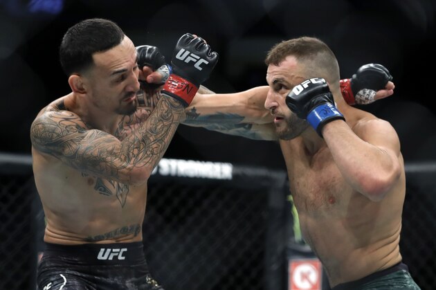 LAS VEGAS, NEVADA - DECEMBER 14: Alexander Volkanovski (R) battles with UFC featherweight champion Max Holloway in their title fight during UFC 245 at T-Mobile Arena on December 14, 2019 in Las Vegas, Nevada. Volkanovski took the title by unanimous decision.  (Photo by Steve Marcus/Getty Images)