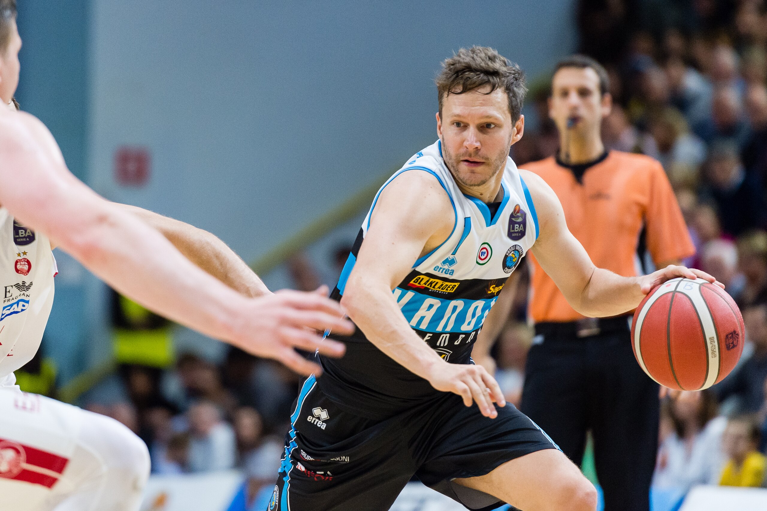 CREMONA, ITALY - OCTOBER 20: Travis Diener of Vanoli in action during the LBA LegaBasket of Serie A match between Vanoli Cremona and AX Armani Exchange Olimpia Milan at Pala Radi on October 20, 2019 in Cremona, Italy. (Photo by Marco Mantovani/Getty Images)