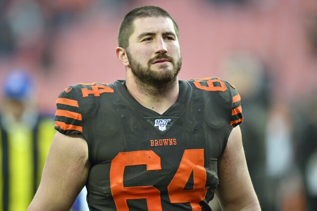 ARCHIVO - En esta foto del 8 de diciembre de 2019, JC Tretter, pÃ­vot de los Browns de Cleveland, abandona el terreno tras un encuentro ante los Bengals de Cincinnati (AP Foto/David Richard, archivo)