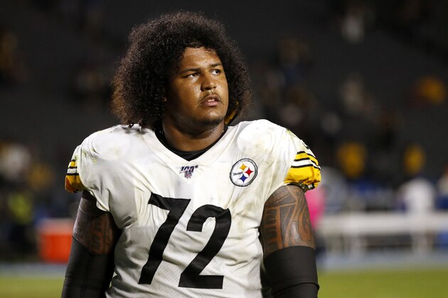 CARSON, CALIFORNIA - OCTOBER 13:  Offensive tackle Zach Banner #72 of the Pittsburgh Steelers looks on following a game against the Los Angeles Chargers at Dignity Health Sports Park on October 13, 2019 in Carson, California. (Photo by Katharine Lotze/Getty Images)