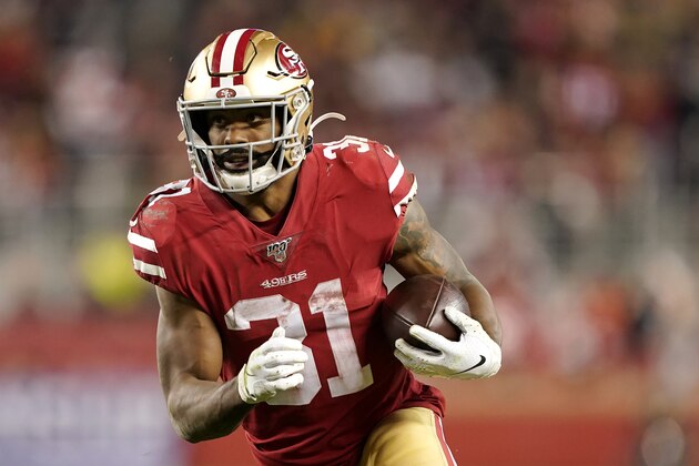 Raheem Mostert, corredor de los 49ers de San Francisco, acarrea el balÃ³n durante la final de la Conferencia Nacional ante los Packers de Green Bay, el domingo 19 de enero de 2020 (AP Foto/Tony Avelar)