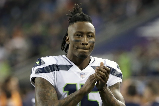 ARCHIVO - En esta foto de archivo del 17 de septiembre de 2018, el receptor de los Seahawks de Seattle, Brandon Marshall, se alista para un juego de la NFL contra los Bears de Chicago, en Chicago. El entrenador en jefe de los Saints, Sean Payton, informó el lunes 12 de noviembre de 2018 que Nueva Orleáns firmó a Marshall. (AP Foto/David Banks, File)