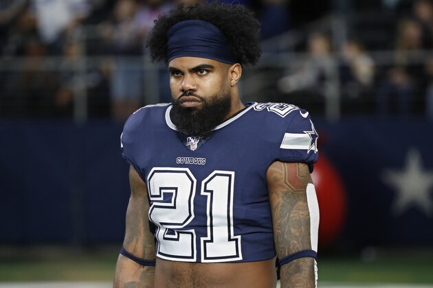 El running back de los Cowboys Ezekiel Elliott fotografiado antes de un partido con los Rams el 15 de diciembre del 2019. El estelar corredor contrajo el coronavirus y se repone satisfactoriamente, segÃºn su agente. (AP Photo/Roger Steinman, FIle)