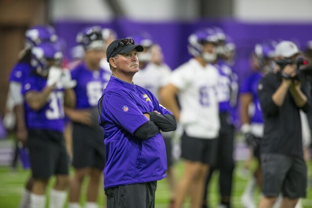 Minnesota Vikings head coach Mike Zimmer during drills at the team's NFL football training facility in Eagan, Minn. Tuesday, June 11, 2019. (AP Photo/Andy Clayton- King)