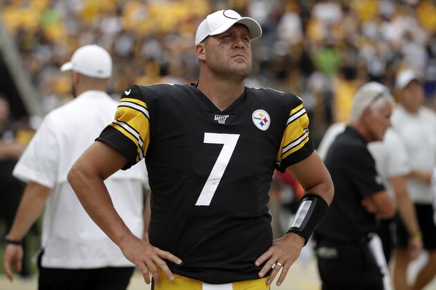 El quarterback Ben Roethlisberger, de los Steelers de Pittsburgh, observa el marcador cerca del final en la derrota ante los Seahawks de Seattle, el domingo 15 de septiembre de 2019, en Pittsburgh. (AP Foto/Gene J. Puskar)
