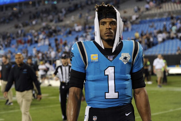 ARCHIVO - En esta foto de archivo del jueves 12 de septiembre de 2019, el quarterback de los Panthers de Carolina, Cam Newton (1), sale del terreno de juego tras una derrota 20-14 ante los Buccaneers de Tampa Bay en un juego de la NFL en Charlotte, Carolina del Norte. (AP Foto/Mike McCarn, Archivo)