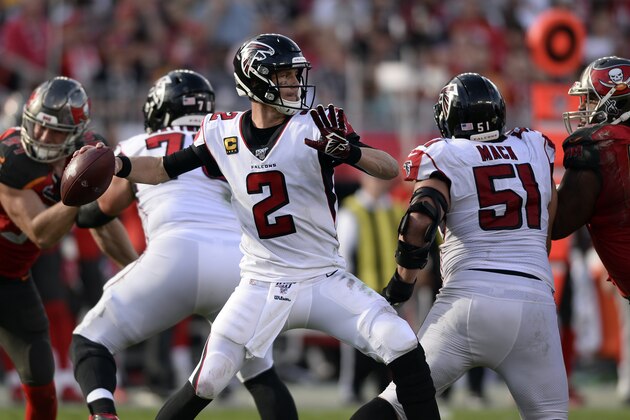 El quarterback Matt Ryan (2), de los Falcons de Atlanta, lanza un pase ante los Buccaneers de Tampa Bay en el juego del domingo 29 de diciembre de 2019, en Tampa, Florida. (AP Foto/Jason Behnken)