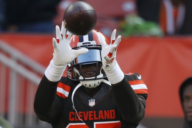 Cleveland Browns tight end David Njoku warms up before an NFL football game against the Atlanta Falcons, Sunday, Nov. 11, 2018, in Cleveland. (AP Photo/Ron Schwane)