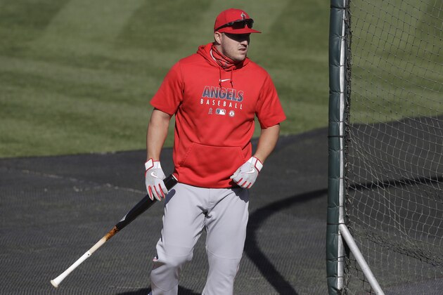 Los Angeles Angelsl Mike Trout takes batting practice before a baseball game between the Oakland Athletics and the Angels in Oakland, Calif., Friday, July 24, 2020. (AP Photo/Jeff Chiu)