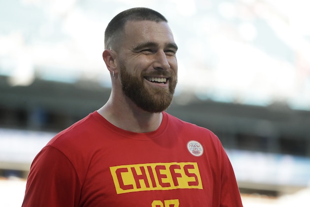 en foto de archivo del domingo 2 de febrero del 2020 el tight end Travis Kelce de los Chiefs de Kansas City sonríe antes del Super Bowl ante los 49ers de San Francisco. El jueves 13 de agosto del 2020 los Chiefs y Travis Kelce acuerdan una extensión de contrato de cuatro años y 57,25 millones el jueves que mantendrá al jugador con el equipo campeón del Super Bowl hasta el 2025. (AP Photo/Wilfredo Lee)