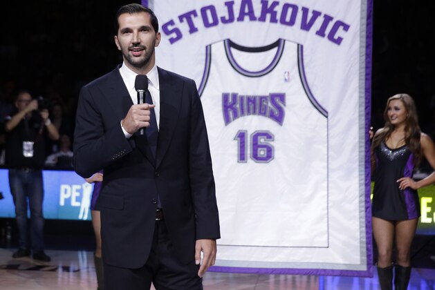Former Sacramento Kings forward Peja Stojakovic, of Serbia, thanks the crowd after the team retired his jersey during a ceremony at the half time of an NBA basketball game against the Oklahoma City Thunder  in Sacramento, Calif., Tuesday, Dec. 16, 2014. The Thunder won 104-92. (AP Photo/Rich Pedroncelli)