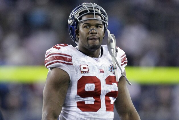 New York Giants defensive end Michael Strahan (92) head off the field during the second quarter of the Super Bowl XLII football game against the New England Patriots at University of Phoenix Stadium on Sunday, Feb. 3, 2008, in Glendale, Ariz. The Giants won 17-14. (AP Photo/Paul Sancya)