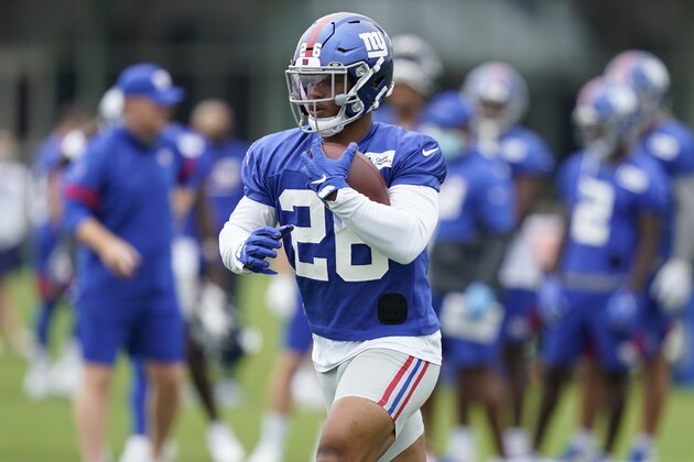 New York Giants' Saquon Barkley runs the ball during practice at the NFL football team's training camp in East Rutherford, N.J., Wednesday, Aug. 19, 2020. The Giants open their season against the Pittsburgh Steelers on Sept. 14. (AP Photo/Seth Wenig)