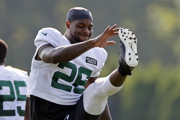 New York Jets running back Le'Veon Bell (26) stretches during a practice at the NFL football team's training camp in Florham Park, N.J., Tuesday, Aug. 25, 2020. (AP Photo/Adam Hunger)