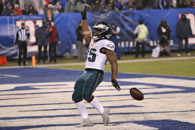 Boston Scott, corredor de los Eagles de Filadelfia, festeja tras conseguir una anotación ante los Giants de Nueva York, el domingo 29 de diciembre de 2019 (AP Foto/Seth Wenig) Boston Scott, corredor de los Eagles de Filadelfia, festeja tras conseguir una anotación ante los Giants de Nueva York, el domingo 29 de diciembre de 2019 (AP Foto/Seth Wenig)