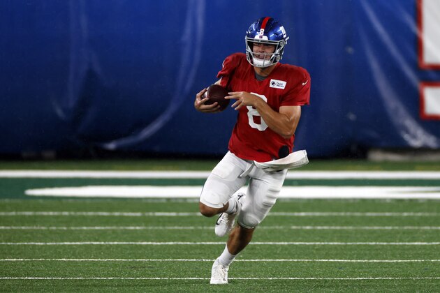 New York Giants quarterback Daniel Jones (8) scrambles during a scrimmage at the NFL football team's training camp in East Rutherford, N.J., Friday, Aug. 28, 2020. (AP Photo/Adam Hunger)