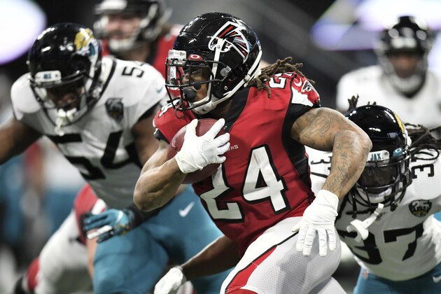 Devonta Freeman, corredor de los Falcons de Atlanta, realiza un acarreo en el encuentro ante los Jaguars de Jacksonville, el domingo 22 de diciembre de 2019 (AP Foto/Danny Karnik)