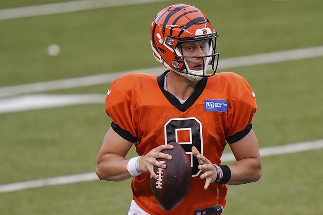 Cincinnati Bengals quarterback Joe Burrow (9) scrambles with the ball during an NFL football team scrimmage in Cincinnati, Sunday, Aug. 30, 2020. (AP Photo/Bryan Woolston)