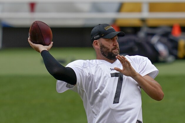 Pittsburgh Steelers quarterback Ben Roethlisberger (7) tosses a pass as he warms up during an NFL football training camp practice, Monday, Aug. 31, 2020, in Pittsburgh. (AP Photo/Keith Srakocic)