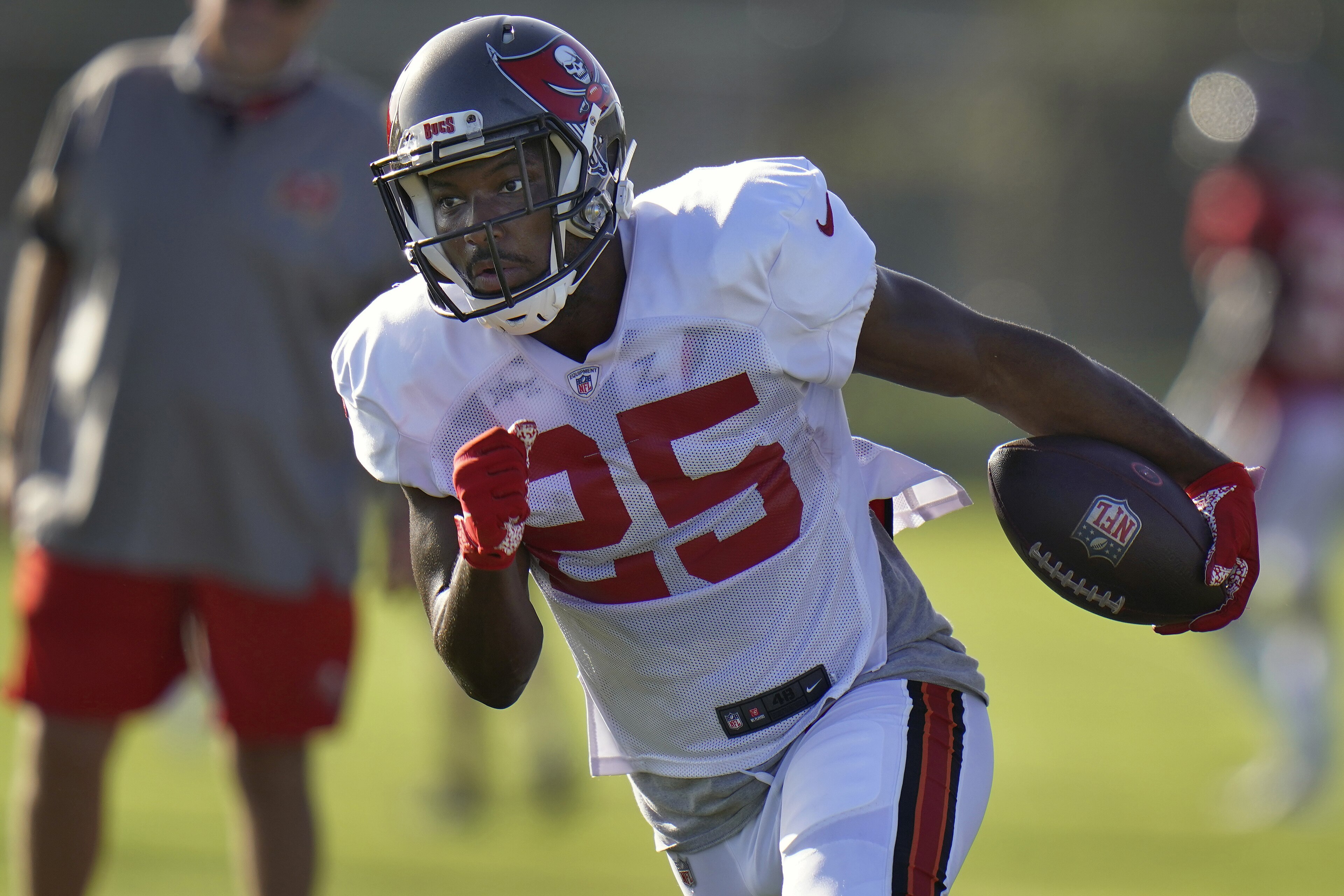 Tampa Bay Buccaneers running back LeSean McCoy (25) runs with the football during an NFL football training camp practice Monday, Aug. 24, 2020, in Tampa, Fla. (AP Photo/Chris O'Meara)