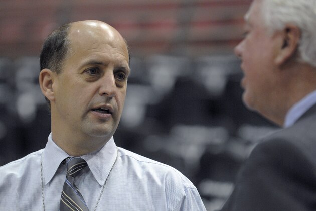 Television NBA analyst Jeff Van Gundy, left, talks with Boston Globe sports columnist Bob Ryan before Game 5 between the Boston Celtics and Orlando Magic in the NBA Eastern Conference basketball finals in Orlando, Fla., Wednesday, May 26, 2010. (AP Photo/Phelan M. Ebenhack)