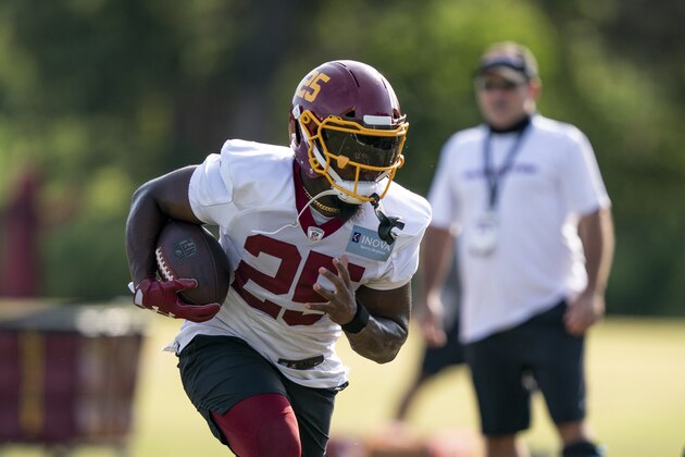 Washington running back Peyton Barber (25) runs with the ball during practice at the team's NFL football training facility, Thursday, Aug. 20, 2020, in Ashburn, Va. (AP Photo/Alex Brandon)