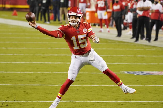 El quarterback de los Chiefs de Kansas Citu Patrick Mahomes lanza el balÃ³n en el duelo ante los Texans de Houston en el inicio de la temporada el jueves 10 de septiembre del 2020. (AP Photo/Charlie Riedel)
