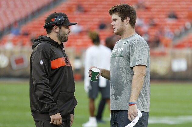 Cleveland Browns quarterback Baker Mayfield, left, talks with New York Jets quarterback Sam Darnold before an NFL football game between the Browns and the Jets, Thursday, Sept. 20, 2018, in Cleveland. (AP Photo/Ron Schwane)
