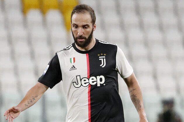 Juventus' Gonzalo Higuain controls the ball during the Serie A soccer match between Juventus and Sampdoria at the Allianz stadium, in Turin, Italy, Sunday, July 26, 2020. (AP Photo/Antonio Calanni)