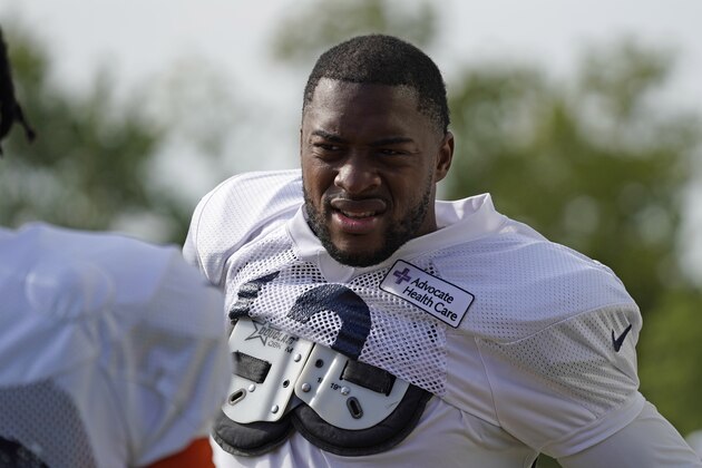 Chicago Bears wide receiver Allen Robinson II talks with teammates during an NFL football camp practice in Lake Forest, Ill., Monday, Aug. 17, 2020. (AP Photo/Nam Y. Huh)