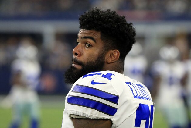 Ezekiel Elliot de los Cowboys de Dallas durante el primer tiempo de un partido de pretemporada contra los Colts de Indianápolis, el 19 de agosto de 2017, en Arlington, Texas. (AP Foto/Ron Jenkins)