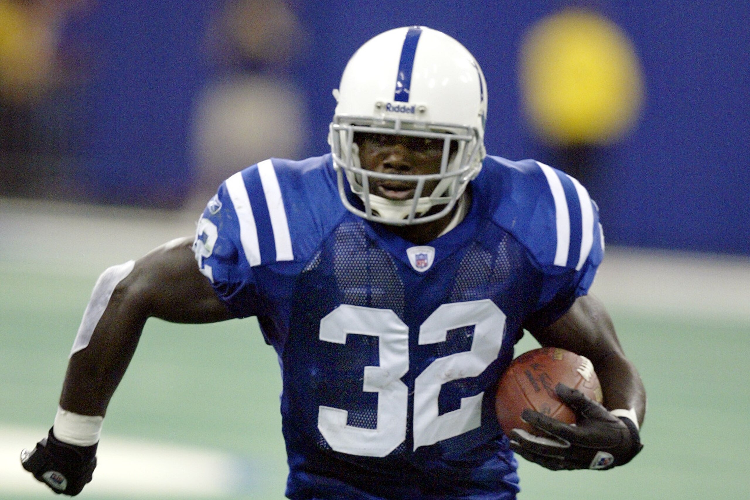 ** ADVANCE FOR OCT. 2-3 ** Indianapolis Colts running back Edgerrin James runs for a short gain against the Green Bay Packers in Indianapolis, Sunday, Sept. 26, 2004. The Colts travel to Jacksonville for Sunday's divisional game against the Jaguars. (AP Photo/Michael Conroy) ** ADVANCE FOR OCT. 2-3 ** Indianapolis Colts running back Edgerrin James runs for a short gain against the Green Bay Packers in Indianapolis, Sunday, Sept. 26, 2004. The Colts travel to Jacksonville for Sunday's divisional game against the Jaguars. (AP Photo/Michael Conroy)