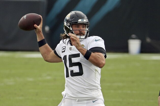 El quarterback Gardner Minshew (15) de los Jaguars de Jacksonville lanza un pase ante los Colts de IndianÃ¡polis, el domingo 13 de septiembre de 2020. (AP Foto/Stephen B. Morton)