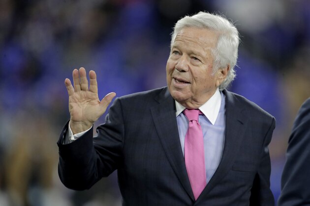 ARCHIVO - En esta foto de archivo del 3 de noviembre de 2019, el dueño de los Patriots de Nueva Inglaterra, Robert Kraft, saluda a los fanáticos mientras ingresa en el terreno donde se disputará un partido ante los Ravens en Baltimore  (AP Foto/Julio Cortez, archivo)