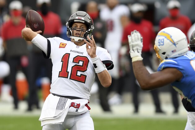 El quarterback de los Buccaneers de Tampa Bay Tom Brady lanza un pase mientras lo presiona el tacle de los Chargers de Los รngeles Jerry Tullery en el juego del domingo 4 de octubre del 2020. (AP Photo/Jason Behnken) El quarterback de los Buccaneers de Tampa Bay Tom Brady lanza un pase mientras lo presiona el tacle de los Chargers de Los รngeles Jerry Tullery en el juego del domingo 4 de octubre del 2020. (AP Photo/Jason Behnken)