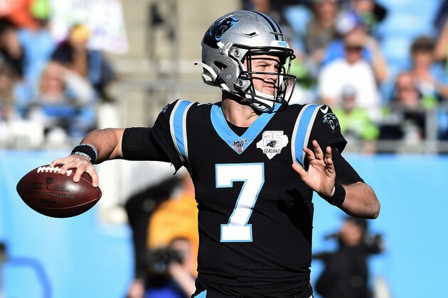 En esta imagen del 15 de diciembre de 2019, el quarterback de los Panthers de Carolina Kyle Allen lanza un pase en la segunda mitad del juego ante los Seahawks de Seattle en Charlotte, Carolina del Norte. (AP Foto/Mike McCarn, Archivo)