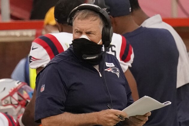 El entrenador de los Patriots de Nueva Inglaterra Bill Belichick usa dos cubrebocas durante el partido contra los Chiefs de Kansas City, el lunes 5 de octubre de 2020. (AP Foto/Charlie Riedel) El entrenador de los Patriots de Nueva Inglaterra Bill Belichick usa dos cubrebocas durante el partido contra los Chiefs de Kansas City, el lunes 5 de octubre de 2020. (AP Foto/Charlie Riedel)