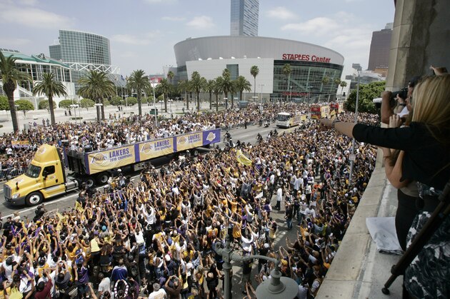 Thousands watch as the Los Angeles Lakers celebrate their NBA championship in a parade down Figueroa Street in Los Angeles Monday, June 21, 2010. (AP Photo/Reed Saxon) Thousands watch as the Los Angeles Lakers celebrate their NBA championship in a parade down Figueroa Street in Los Angeles Monday, June 21, 2010. (AP Photo/Reed Saxon)