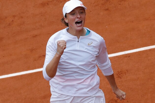 Poland's Iga Swiatek celebrates winning the final match of the French Open tennis tournament against Sofia Kenin of the U.S. in two sets, 6-4, 6-1, at the Roland Garros stadium in Paris, France, Saturday, Oct. 10, 2020. (AP Photo/Christophe Ena)
