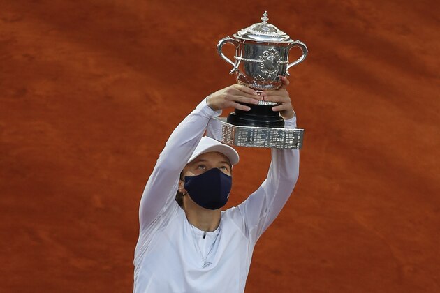 Poland's Iga Swiatek lifts the trophy after winning the final match of the French Open tennis tournament against Sofia Kenin of the U.S. in two sets 6-4, 6-1, at the Roland Garros stadium in Paris, France, Saturday, Oct. 10, 2020. (AP Photo/Alessandra Tarantino) Poland's Iga Swiatek lifts the trophy after winning the final match of the French Open tennis tournament against Sofia Kenin of the U.S. in two sets 6-4, 6-1, at the Roland Garros stadium in Paris, France, Saturday, Oct. 10, 2020. (AP Photo/Alessandra Tarantino)